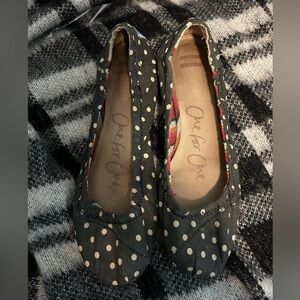 Toms 6 polka dot cotton flats